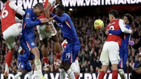 “安菲尔德暖流涌动：扎卡赛前深情送花，激励若塔前行，并肩奋战！”